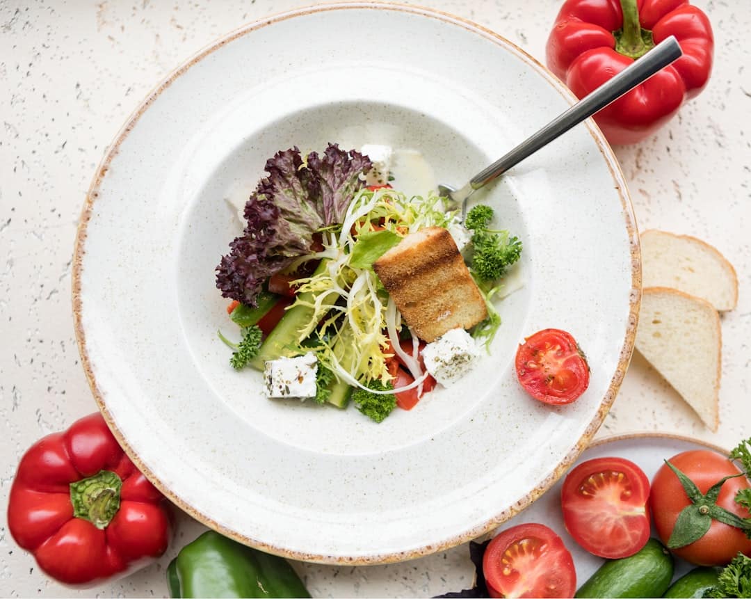 Entdecken Sie die Vorteile der mediterranen Ernährung, einem köstlichen und gesunden Ernährungsplan, der reich an Obst, Gemüse, Vollkornprodukten und gesunden Fetten ist. Erfahren Sie, wie dieser Lebensstil Ihre Gesundheit verbessern, Ihre Energie steigern und die Langlebigkeit fördern kann, während Sie schmackhafte, von der Mittelmeerregion inspirierte Gerichte genießen.